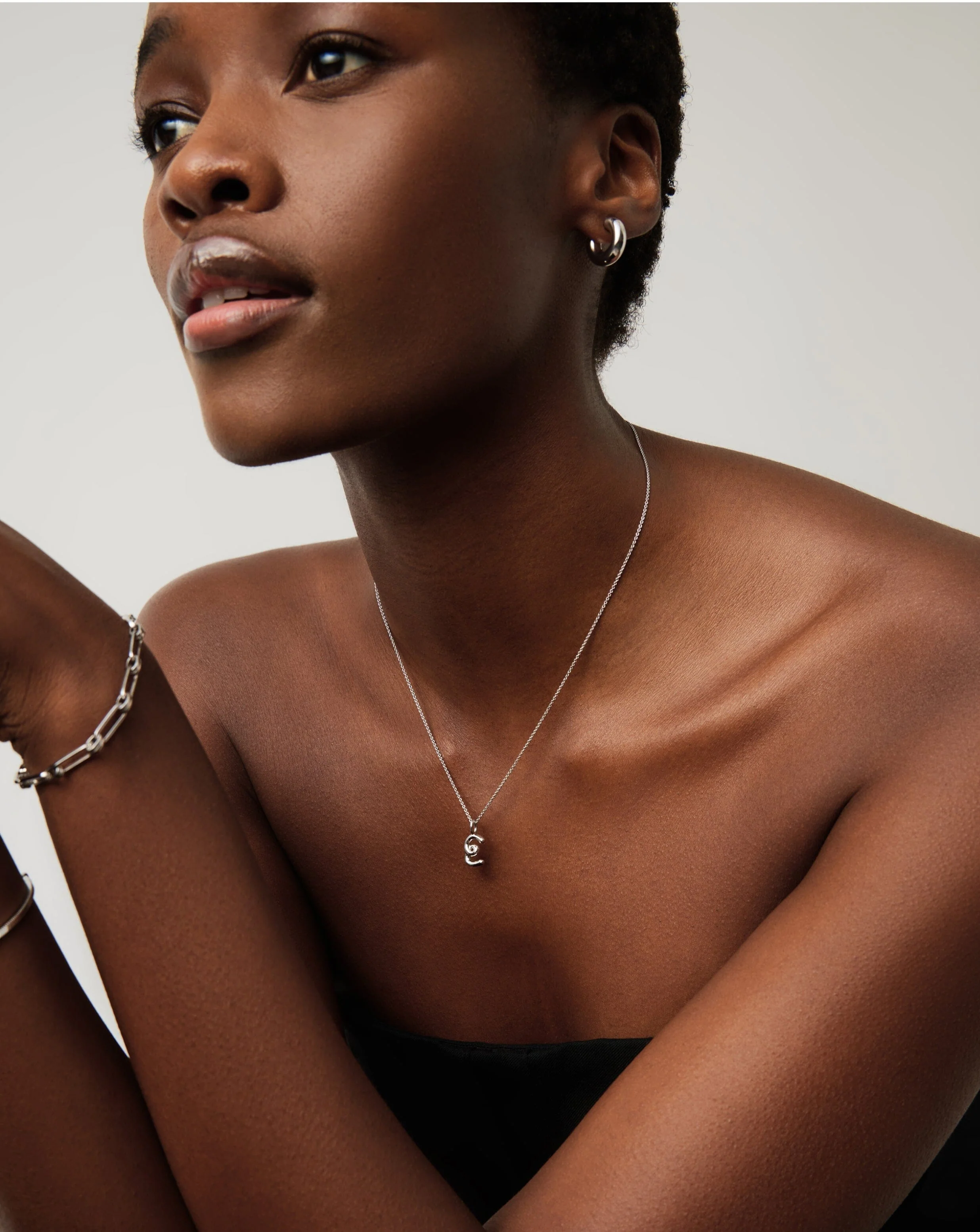 Curly Molten Mini Initial Necklace - E | Sterling Silver - Image 3