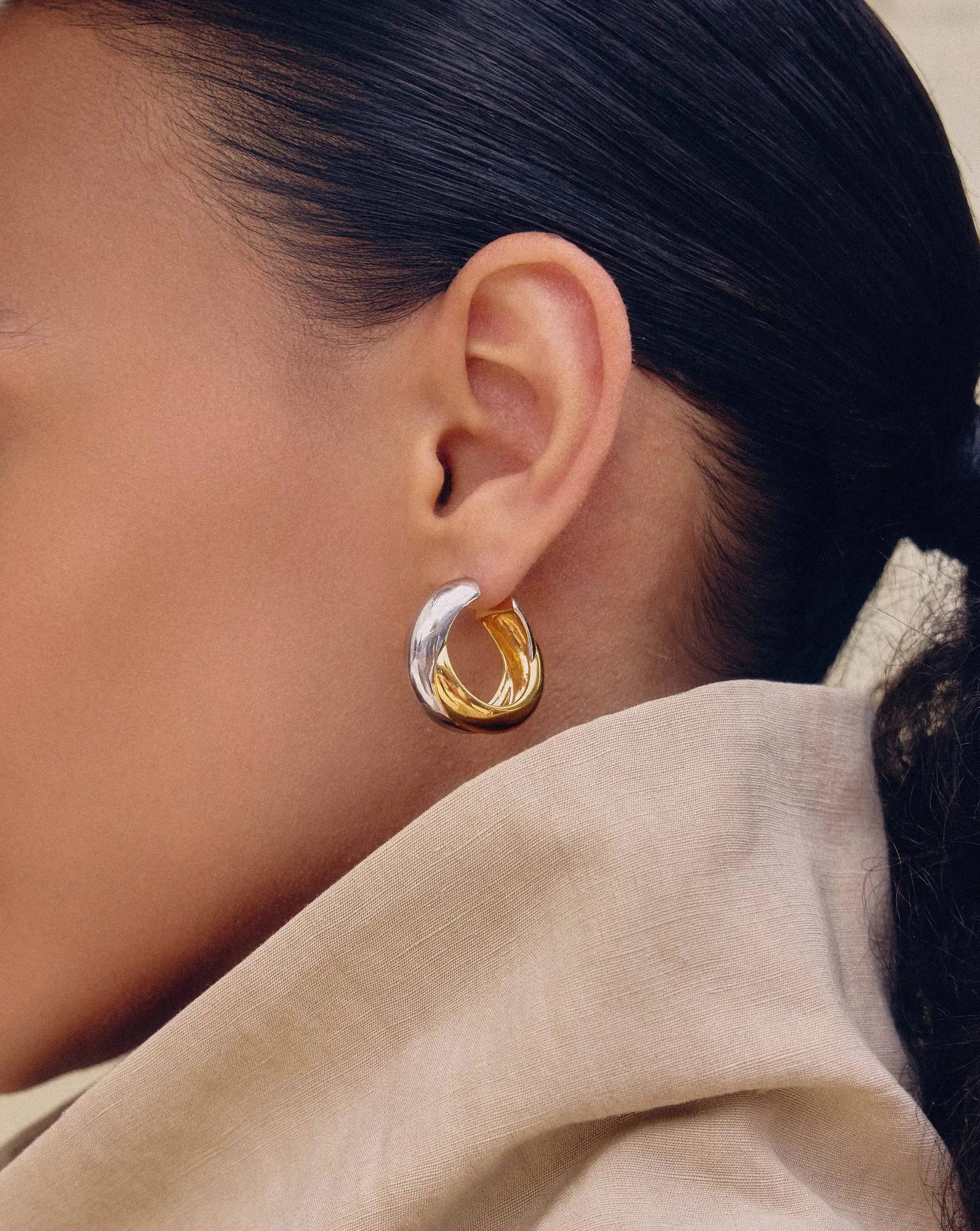 Lucy Williams Chunky Entwine Medium Hoop Earrings | Mixed Metal - Image 6